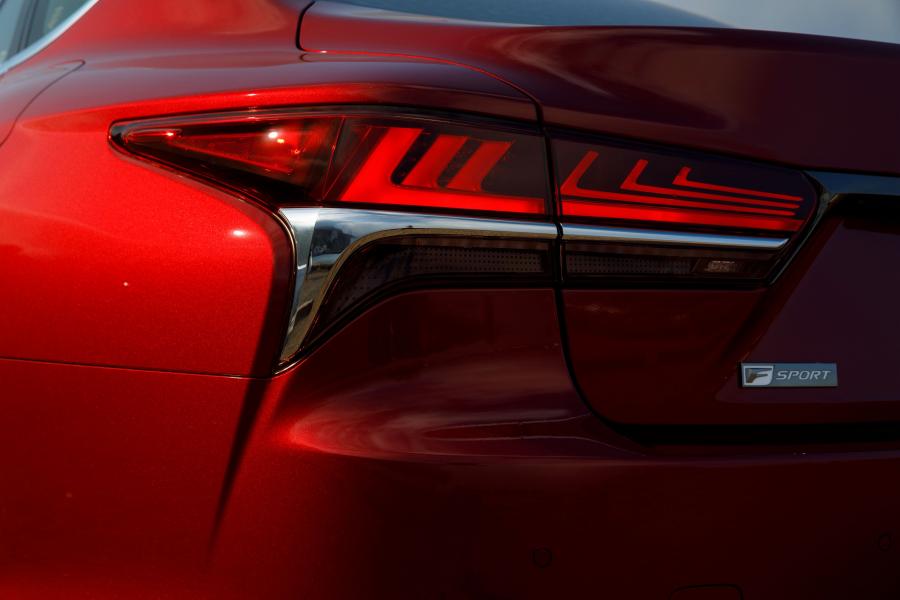 Детали экстерьера Lexus LS500 AWD F-Sport 2017 года  (NA) (фото 23 из 30)